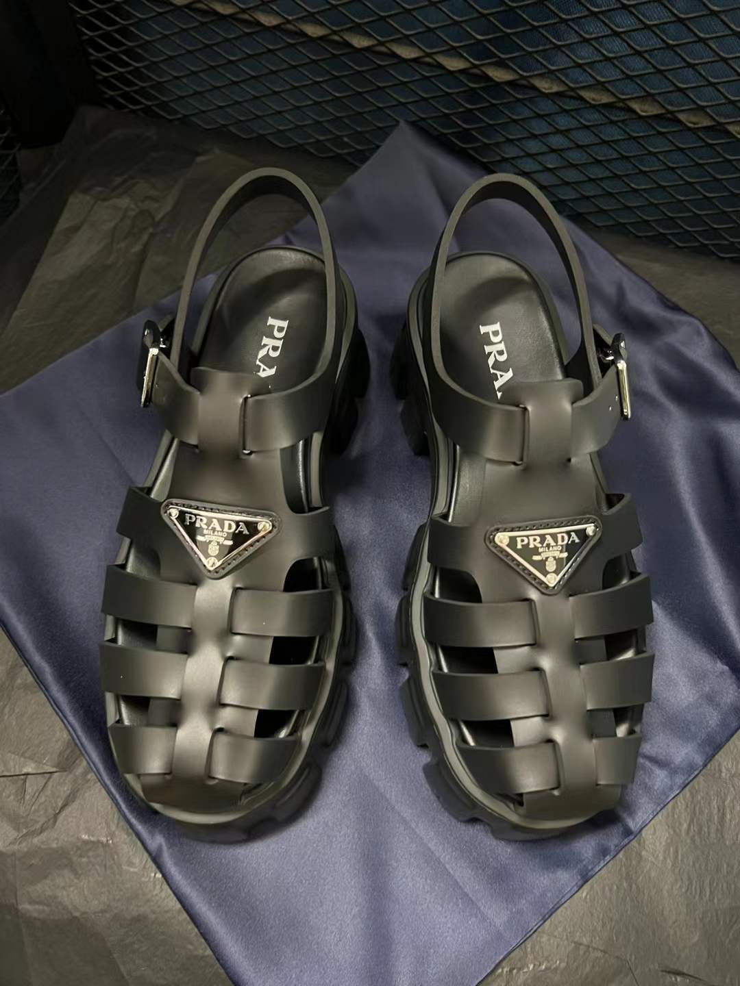 프라다 샌들