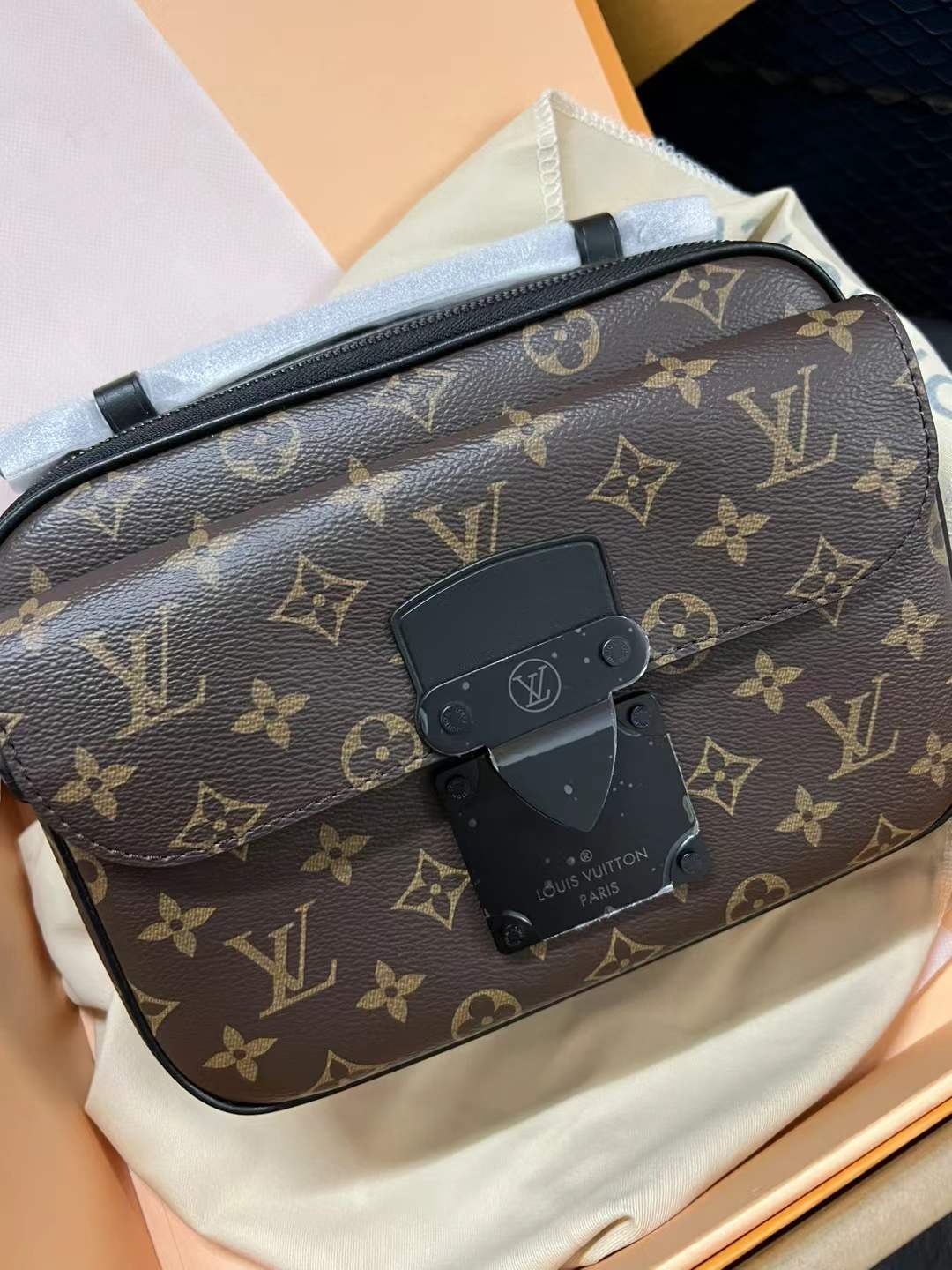 Lv S-Look Messenger (22*8*18cm)